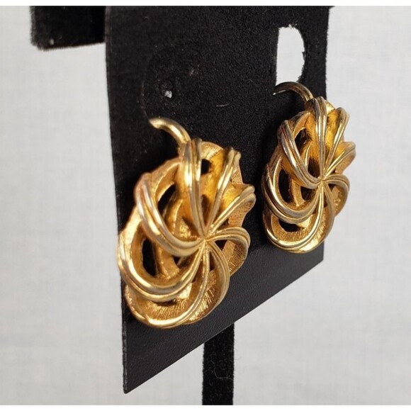 Vintage Signed Crown Trifari Gold Tone Round Pinwheel Clip-On Earrings - Picture 4 of 11